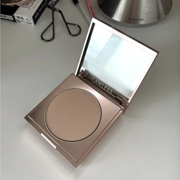 LAWLESS Setting Powder - Fair - Picture 2 of 6